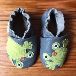 Grey and green frog Robeez 0-6 months